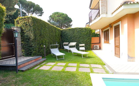 Villa Dei Castagni: Planta, Propiedad, Verde, Edificio, Árbol, Cielo, El Terreno Del Lote, Hierba, Casa, Amarillo