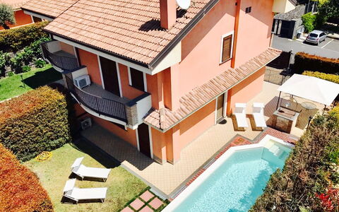 Villa Dei Castagni: Edificio, Ventana, Propiedad, Planta, Agua, Verde, Piscina, Madera, Diseño Urbano, Casa