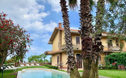 Villa Tricca: Planta, Cielo, Edificio, Agua, Nube, Verde, Árbol, Casa, Arquitectura, Arecales