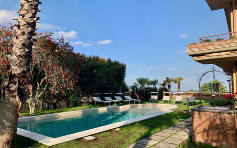Villa Tricca: Agua, Planta, Cielo, Nube, Propiedad, Azur, Hierba, Árbol, Ocio, Barrio Residencial