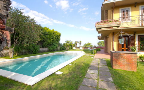Villa Tricca: Agua, Planta, Nube, Cielo, Propiedad, Edificio, Ventana, Árbol, Piscina, Hierba