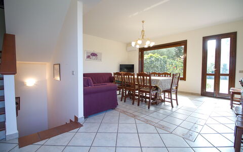 Villa Tricca: Mueble, Ventana, Madera, Mesa, Sala, Salón, Arquitectura, Diseño De Interiores, Silla, Piso