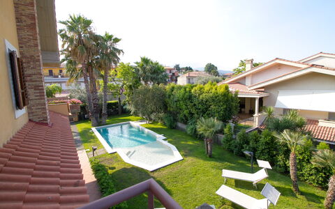 Villa Tricca: Planta, Cielo, Propiedad, Edificio, Ventana, Árbol, Agua, Piscina, Hierba, Mueble Para Exteriores
