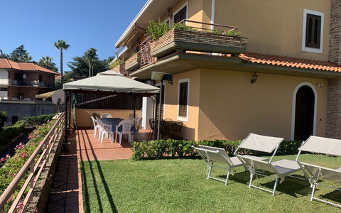 Villa Tricca: Planta, Edificio, Propiedad, Cielo, Ventana, Sombra, Arquitectura, Cabaña, Ocio, Casa