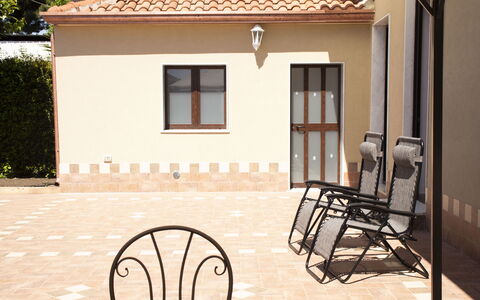 Villa Saponara: Mueble, Suelo, Piso, Puerta, Porche, Mueble Para Exteriores, Silla, Manchas De Madera, Sombra, Patio