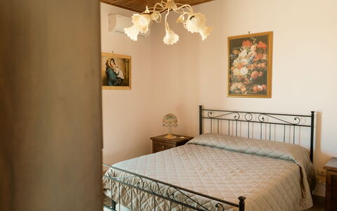 Villa Saponara: Cama, Mueble, Diseño De Interiores, Habitación, Lecho, Sábana, Pared, Madera, Suelo, Linos