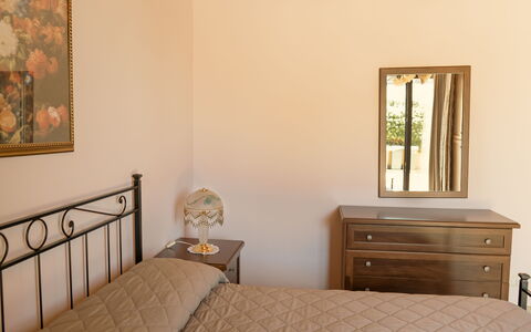 Villa Saponara: Cama, Mueble, Habitación, Lecho, Diseño De Interiores, Sábana, Madera, Suelo, Piso, Habitación