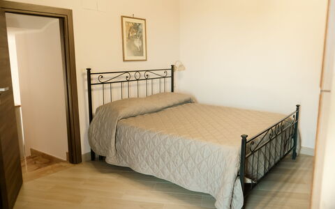 Villa Saponara: Cama, Mueble, Habitación, Lecho, Sábana, Suelo, Diseño De Interiores, Piso, Madera, Habitación