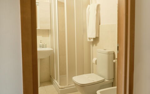 Villa Saponara: Piso, Suelo, Pared, Madera, Diseño De Interiores, Habitación, Asiento Del Baño, Arreglo De Tubería, Baño, Baño