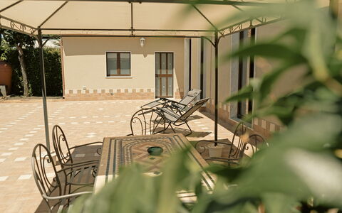 Villa Saponara: Mueble, Piso, Suelo, Silla, Mueble Para Exteriores, Sombra, Estructura Al Aire Libre, Mesa Al Aire Libre, Patio, Jardín