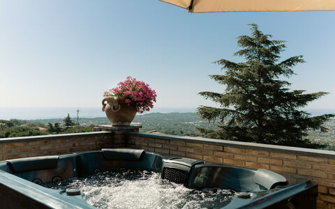 Etna Suites: Mueble, Piscina, Maceta, Bañera, Recurso, Mueble Para Exteriores, Jacuzzi, Planta De Casa, Eco Hotel