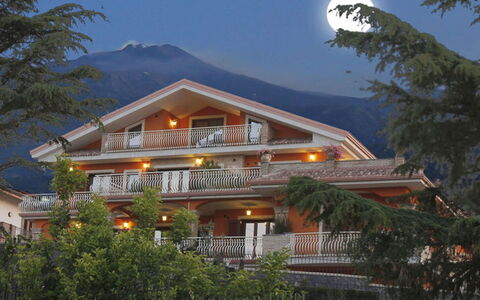 Etna Suites: Cielo, Planta, Propiedad, Edificio, Ligero, Naturaleza, Botánica, Árbol, Montaña, Ventana
