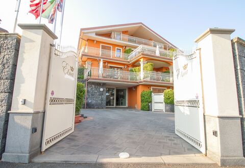 Etna Suites: Cielo, Propiedad, Edificio, Ventana, Diseño Urbano, Barrio Residencial, Fachada, Bienes Raíces, Puerta