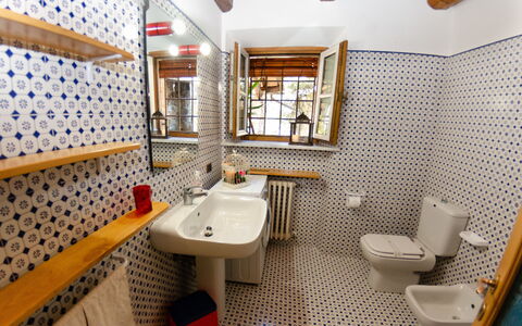 Le Piane: Espejo, Lavabo, Grifo, Propiedad, Arreglo De Tubería, Lavabo Del Baño, Baño, Edificio, Diseño De Interiores, Pared