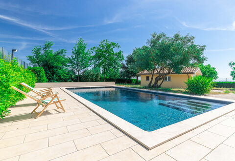 Sunrise Hill Holiday Home: Agua, Planta, Nube, Cielo, Propiedad, Piscina, Verde, Azur, Árbol, Rectángulo