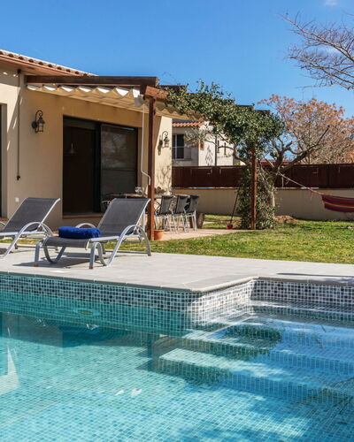 Ullastreta: Agua, Planta, Cielo, Propiedad, Mueble, Edificio, Azur, Piscina, Sombra, Mueble Para Exteriores
