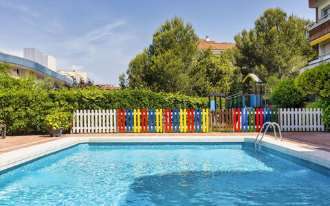Cosy Lloret: Agua, Planta, Cielo, Piscina, Edificio, Árbol, Azur, Sombra, Cuerpo De Agua, Casa