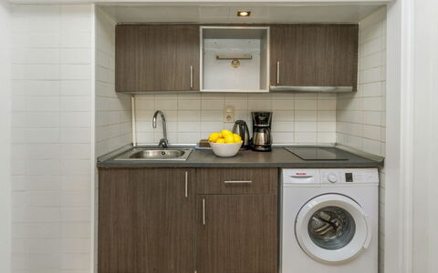 Cosy Lloret: Lavadora, Electrodoméstico, Cocina, Mostrador, Arreglo De Tubería, Diseño De Interiores, Gabinetes, Aparato De Cocina, Piso, Lavabo