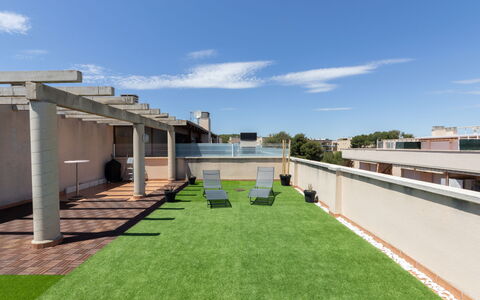 Bosc de la Montserrada: Cielo, Nube, Edificio, El Terreno Del Lote, Hierba, Diseño Urbano, Sombra, Paisaje, Fachada, Techo