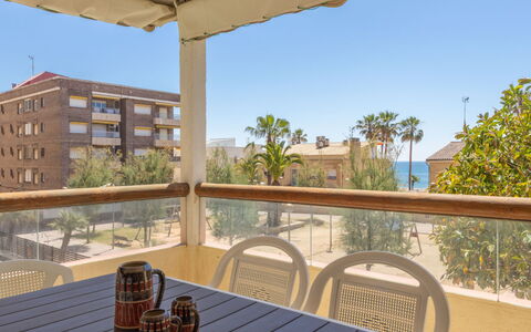 Antina Mar: Cielo, Mesa, Edificio, Mueble, Propiedad, Silla, Vajilla, Sombra, Maceta, Madera