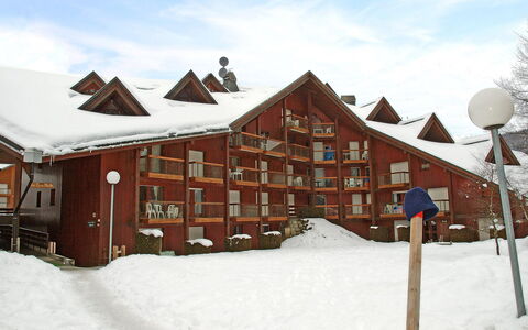 Les Contamines 140: Cielo, Nube, Edificio, Nieve, Ventana, Pendiente, Casa, Madera, Biome, Cabaña