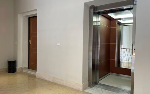 Sui Tetti Di Lucca: Edificio, Puerta, Madera, Salón, Piso, Suelo, Casa, Automotive Exterior