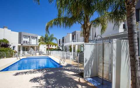 Casa Jill: Nube, Agua, Cielo, Propiedad, Planta, Piscina, Edificio, Ventana, Azur, Azul