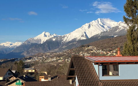 Tilleul: Cielo, Nube, Montaña, Nieve, Edificio, Tierras Altas, Ventana, Pendiente, Árbol, Paisaje