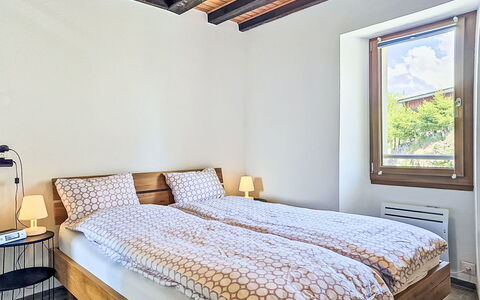 Tilleul: Cama, Habitación, Diseño De Interiores, Lecho, Sábana, Pared, Madera, Piso, Suelo, Techo