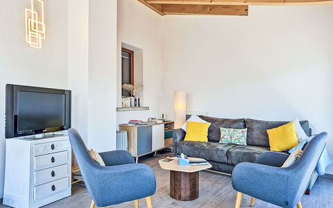 Tilleul: Mueble, Diseño De Interiores, Piso, Pared, Sofá, Suelo, Madera, Habitación, Sala, Silla