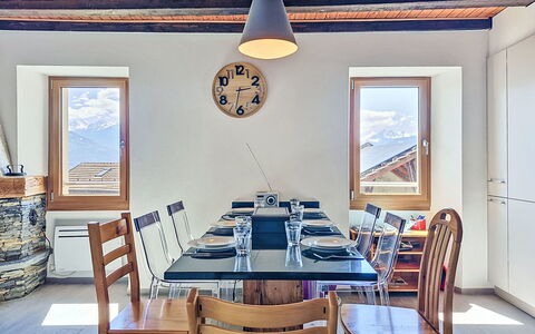 Tilleul: Mueble, Madera, Diseño De Interiores, Mesa, Silla, Piso, Techo, Cocina Y Comedor Mesa, Comedor, Suelo
