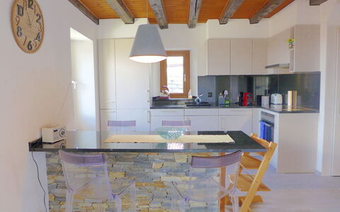 Tilleul: Gabinetes, Mueble, Edificio, Mostrador, Mesa, Propiedad, Silla, Cocina, Madera, Diseño De Interiores