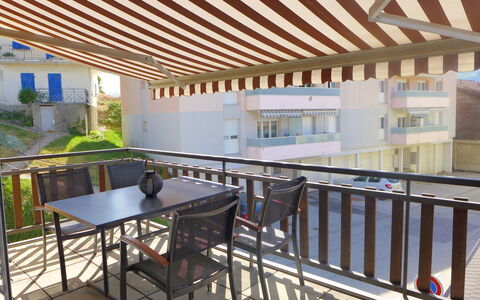 Tilleul: Propiedad, Mesa, Ventana, Sombra, Diseño De Interiores, Arquitectura, Silla, Madera, Suelo, Bienes Raíces