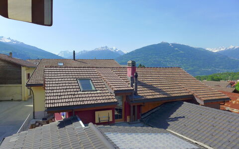 Tilleul: Cielo, Edificio, Propiedad, Ventana, Montaña, Madera, Casa, Pendiente, Diseño Urbano, Cordillera