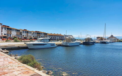 Le Barcarès 966: Agua, Cuerpo De Agua, Barco, Centro De Deportes Acuáticos, Camino Acuático, Watercraft, Canal, Puerto, Puerto, Barcos Y Canotaje - Efectos Y Equipo