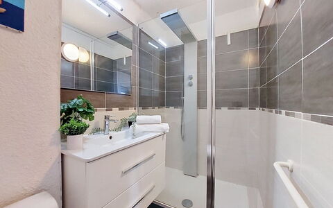 Le Barcarès 966: Arreglo De Tubería, Baño, Diseño De Interiores, Piso, Plomería, Suelo, Mueble De Baño, Lavabo, Espejo, Lavabo Del Baño
