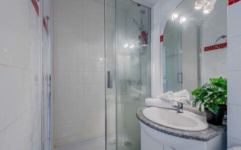 Le Barcarès 966: Arreglo De Tubería, Diseño De Interiores, Lavabo Del Baño, Baño, Piso, Lavabo, Suelo, Plomería, Grifo, Habitación