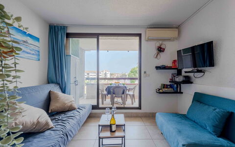 Le Barcarès 966: Departamento, Mueble, Balcón, Sombra, Condominio, Silla, Hotel, Mesa De Café, Ático