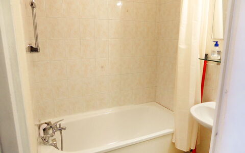 Les Contamines 500: Baño, Propiedad, Habitación, Pared, Suelo, Bañera, Arreglo De Tubería, Loseta, Arquitectura, Accesorio De Baño