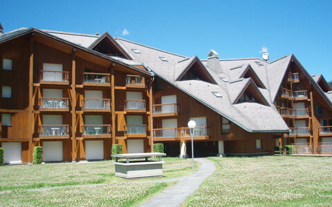 Les Contamines 500: Cielo, Edificio, Ventana, Madera, Casa, Planta, Diseño Urbano, Condominio, Hierba, Barrio Residencial