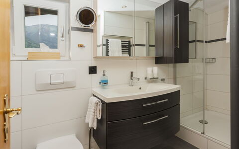Brienz Sunset: Baño, Lavabo Del Baño, Arreglo De Tubería, Diseño De Interiores, Lavabo, Mueble De Baño, Piso, Espejo, Grifo, Suelo