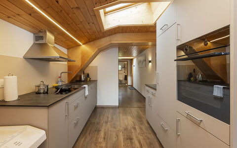 Brienz Sunset: Cocina, Mostrador, Diseño De Interiores, Piso, Aparato De Cocina, Madera, Techo, Suelo, Electrodoméstico, Gabinetes