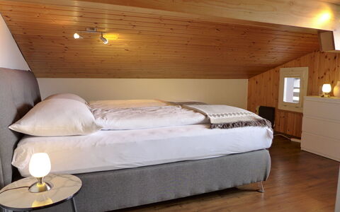 Brienz Sunset: Propiedad, Mueble, Comodidad, Ligero, Edificio, Marco De La Cama, Madera, Encendiendo, Lámpara, Suelo