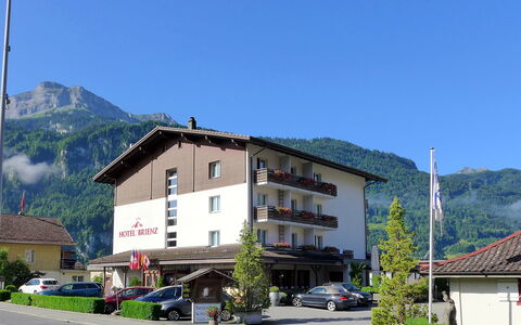 Brienz Sunset: Cielo, Planta, Edificio, Montaña, Coche, Ventana, Rueda, Casa, Infraestructura, Árbol