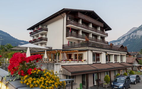 Brienz Sunset: Arquitectura, Cordillera, Balcón, Pueblo De Montaña, Hotel, Alpes, Villa