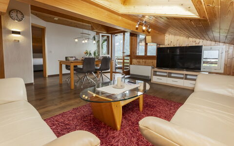 Brienz Sunset: Diseño De Interiores, Mueble, Piso, Suelo, Madera, Techo, Sofá, Habitación, Sala, Encendiendo