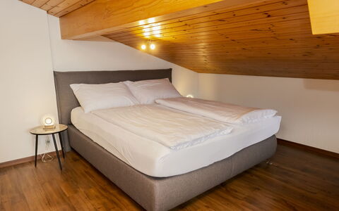 Brienz Sunset: Cama, Diseño De Interiores, Habitación, Sábana, Suelo, Techo, Lecho, Habitación, Piso, Marco De La Cama
