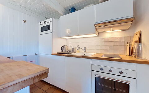 La Chaumière: Cocina, Mostrador, Aparato De Cocina, Piso, Electrodoméstico, Suelo, Madera, Diseño De Interiores, Gabinetes, Arreglo De Tubería
