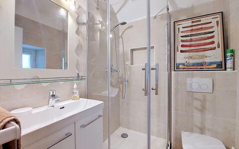 La Chaumière: Baño, Arreglo De Tubería, Diseño De Interiores, Piso, Espejo, Suelo, Lavabo, Lavabo Del Baño, Grifo, Baño