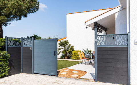Les Palmyriennes: Propiedad, Mueble, Comodidad, Madera, Mesa, Televisión, Piso, Diseño De Interiores, Suelo, Arquitectura